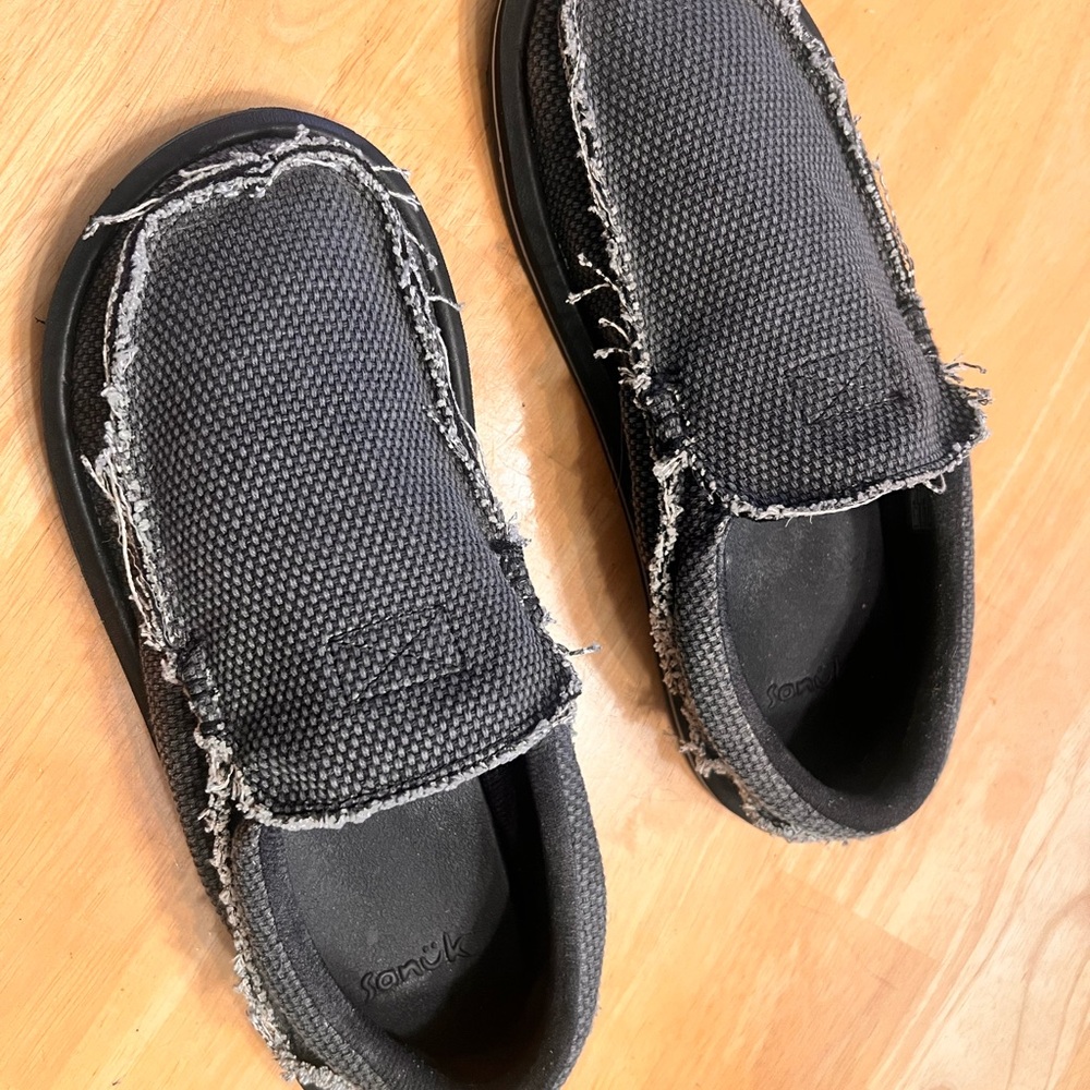 Sanuk men’s Black Slip-On Shoes- gently used